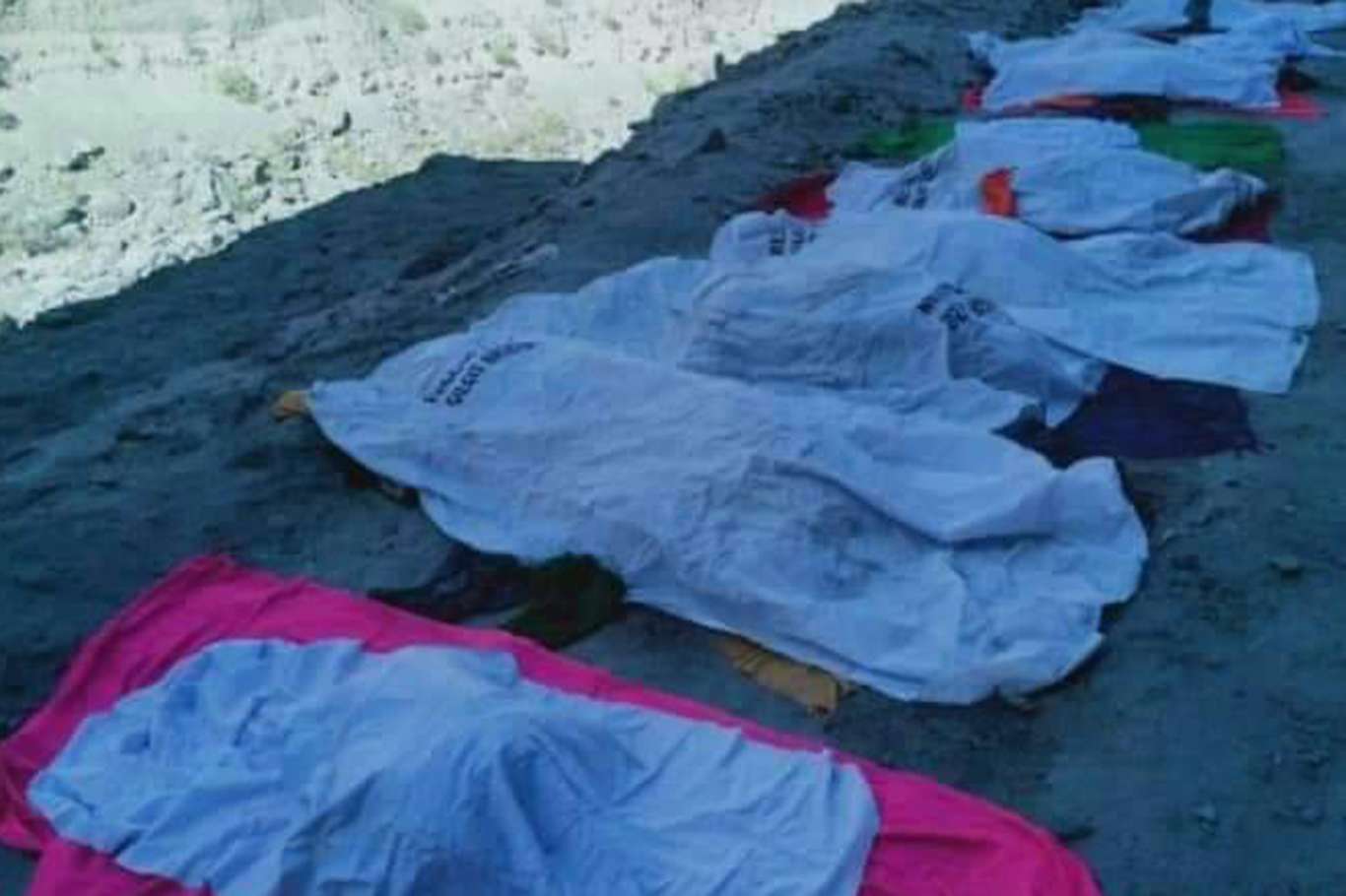 Pakistan'daki heyelanda minibüs toprağın altında kaldı: 10 ölü